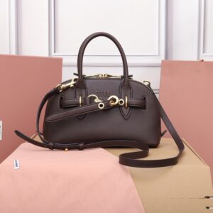 New and popular bowling bag, made of top-grade vintage-style supple lambskin, with vintage-finished metal hardware, detachable and adjustable leather shoulder strap, canvas lining with zippered pockets and patch pockets. Dimensions: 28 x 16.5 x 10 cm [Comes with full original packaging]