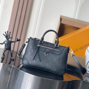 This Skyline PM is the perfect urban handbag. Crafted from iconic Monogram Empreinte leather in a timeless palette and adorned with elegant gold hardware, including D-rings for attaching charms, its versatile design also features a front zip pocket for carrying smaller items. Dimensions: 28 x 17.5 x 10.5 cm