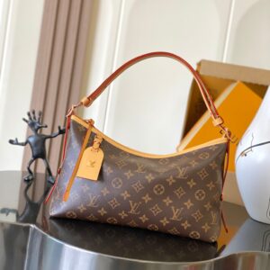 The Carryall East West handbag features a modern silhouette crafted from Monogram canvas, with contrasting designer labels paying homage to the brand's classic trunk designs. Whether worn crossbody, over the shoulder, or carried by hand, it's a stylish everyday essential. Dimensions: 36 x 19 x 0.5 cm