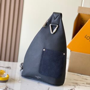 [Premium MB163c Chip Version – Original Factory Leather] Delta Slingbag Model: M27060 Materials: Grade A all-steel hardware, imported original factory cowhide Dimensions: 30 x 35.5 x 7 cm