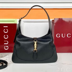 This bag is made of black leather, both inside and out. Dimensions: 31.5 x 21 x 5 cm