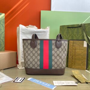 This Ophidia series tote bag features beige and ebony GG Supreme canvas, ebony leather trim, and the green-and-red Web stripe. Cotton-linen lining Dimensions: 25 x 22 x 12 cm
