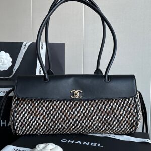 Chanel 26S Runway Edition "Baguette" Bag – Small, Black Tweed. Crafted from authentic Loro Piana tweed—the same premium material used by Chanel—this bag offers a refined vintage aesthetic combined with exceptional durability. It features high-grade solid steel gold-tone hardware. Dimensions: 15 x 30.5 x 11.5 cm
