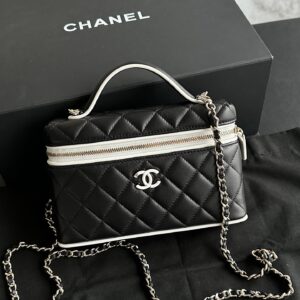 This Chanel 26SS "hidden gem" style features a "panda" color-block design crafted from premium polished lambskin, showcasing a clear, refined grain. It is accented with a ceramic logo and a light-gold chain strap. Dimensions: 17 x 19.5 x 5 cm