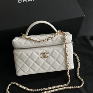 This bag is crafted from embossed "Caviar" top-grade calfskin and features premium solid-steel gold-tone hardware matching the authentic standard. Dimensions: 17 x 19.5 x 5 cm