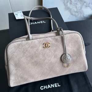 Chanel 26SS New Bowling Bag (Suede) — crafted from premium Italian-sourced suede and featuring top-tier solid steel gold-tone hardware. Dimensions: 19 x 35.5 x 12.5 cm.