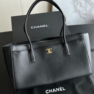 The Chanel 26S Cerd tote bag is crafted from calfskin. It features an authentic-grade suede lining and premium solid-steel gold-tone hardware. Dimensions: 20 x 39 x 13 cm.