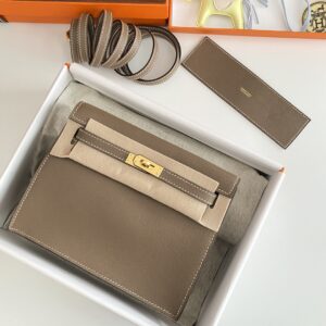 Kelly Danse II 22cm, Evercolor calfskin, CK18 Etoupe (Elephant Grey) with gold hardware.