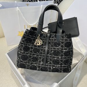 D*ORTOUJOURS Black tweed with Cannage motif Size: 28.5 x 21.5 x 19 cm