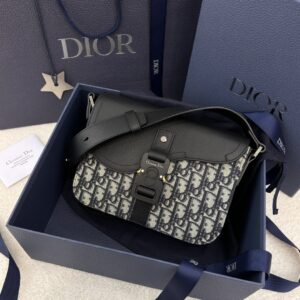 Saddle Monogram D*OR ESSENTIALS Monogram canvas combined with leather—superb texture and exquisite in person Size: 23 x 18 x 6 cm