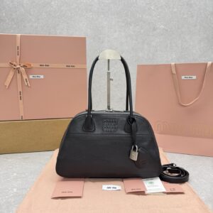 Miu Miu SS26 runway "Vivant" bag; can be carried by hand or worn crossbody. Dimensions: 32 x 19.5 x 10.5 cm.
