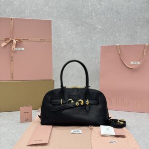 New MIUMI*Aventure bag with two-way zipper, crafted from sheepskin. Dimensions: Bag body height 17cm, length 33cm, bottom width 11cm; total height including handles is 31cm.