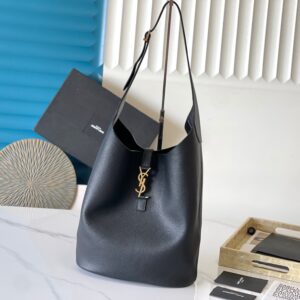 This bag is crafted from black grained cowhide and features a black suede lining. Dimensions: 26 x 31.5 x 15 cm